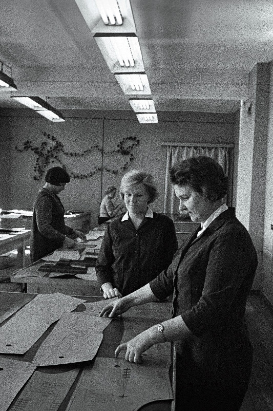 Õmblusvabriku "Baltika" katsetsehhi töötaja Hilda Reimo (paremal) ja meister Lidia Nikitina tsehhis.