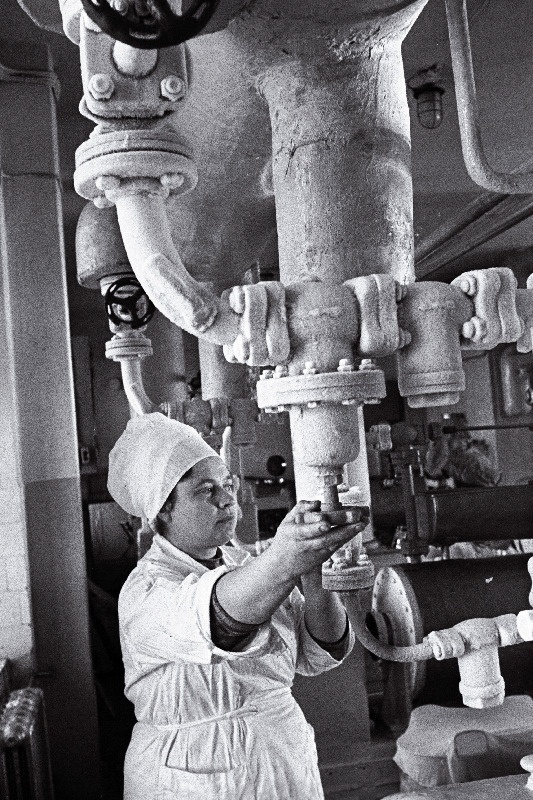 Külmhoone nr. 1 jäätisetsehhi tööline Niina Nikolajeva jäätisesegu valmistamise seadmete tööd reguleerimas.