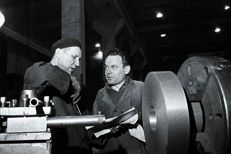 Tallinna Masinatehase kommunistliku töö eesrindlane, ordeniga "Austuse märk" autasustatud treial Voldemar Kruus (vasakul) ja meister Edgar Kaur tööpingi juures.