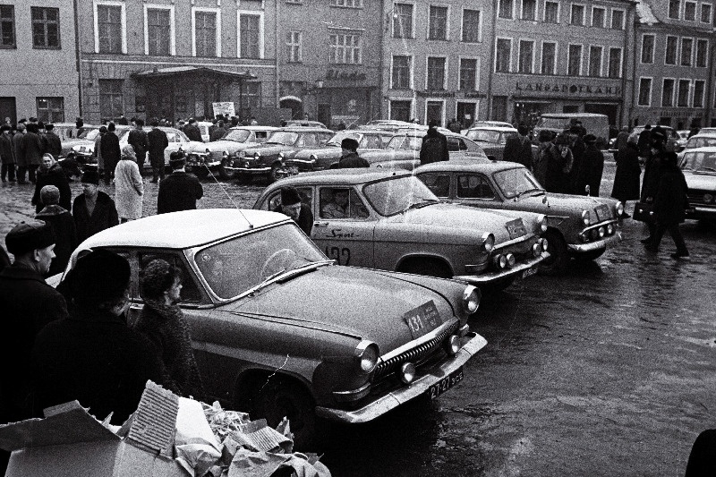 Nõukogude Liidu taliralli meistrivõistluste tähesõidu etapist marsruudil Tallinn- Võru. Polotsk- Daugavpils- Riia osavõtjad Raekoja platsil stardivalmis.