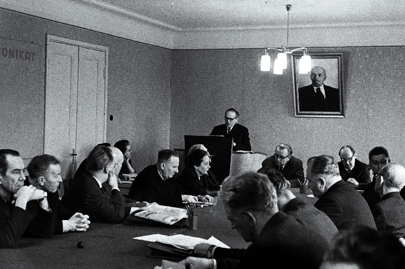 EKP Keskkomitee Partei Ajaloo Instituudi teadusliku nõukogu liikmed ajalooteadlase D.Rudnevi Eesti revolutsioonilise töölisliikumise ja Eestimaa Kommunistliku Partei ajaloo alase kandidaadidissertatsiooni kaitsmist kuulamas.