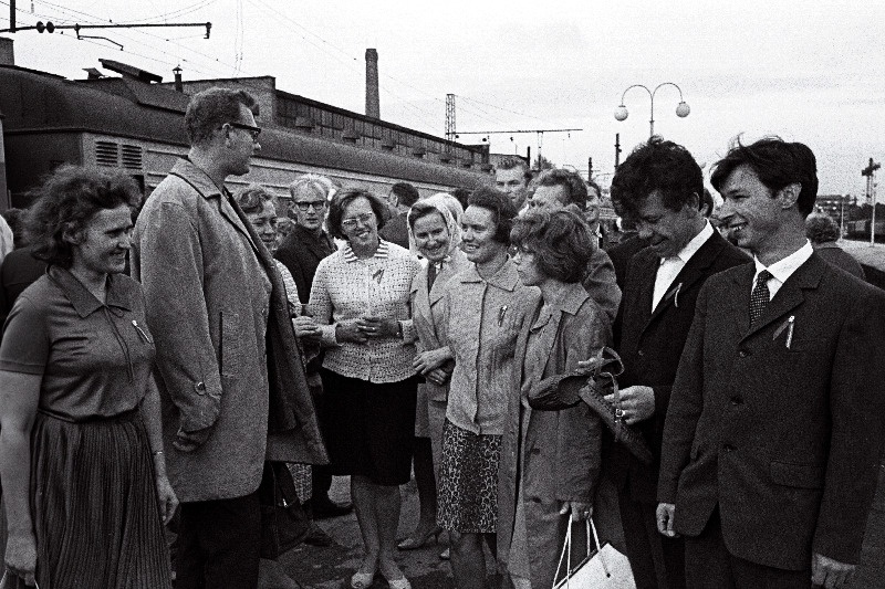 Rahvatantsijate üldjuht Heino Aassalu (keskel) Balti jaamas rahvatantsujuhtide tantsurühma liikemeid Moskvas toimuvate Eesti NSV Kultuuri ja Kunstipäevadele saatmas.