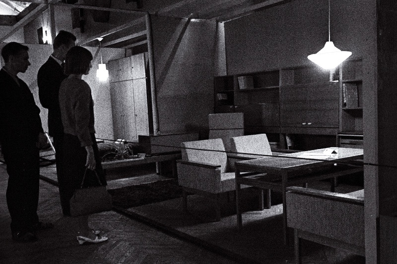 Vaade mööblivabriku "Viisnurk" uuele elutoakomplektile 1968.a toodetava mööbli näitusele.