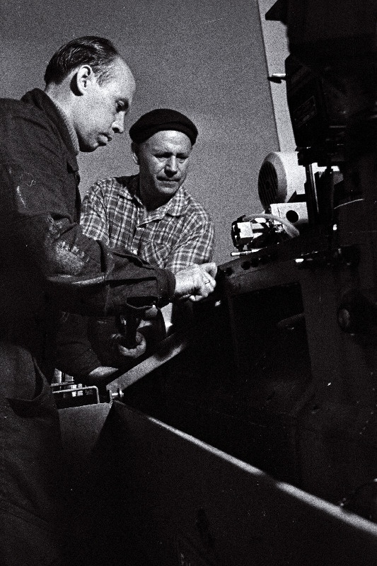 Tallinna Metallitoodete Tehase katsetsehhi lukksepp Elmar Mäll (paremal) lukksepp- seadistajale Ülo Schreiberile võtmeautomaadi käsitsemist õpetamas.
