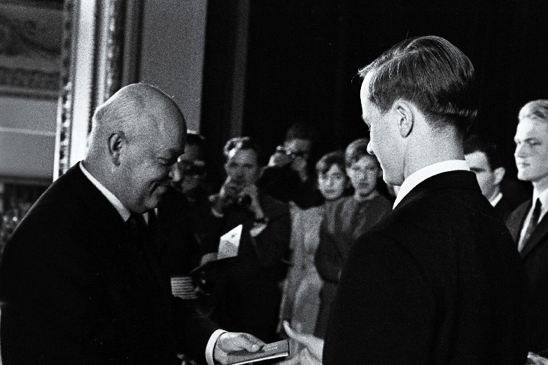 TPI rektor Agu Aarna Tallinna Laevastiku Ohvitseride Majas toimunud instituudi avaaktusel elektrotehnika teaduskonnas tööstuselektroonikat õppima hakkavale Riho Aulasele matriklit kätte andmas.