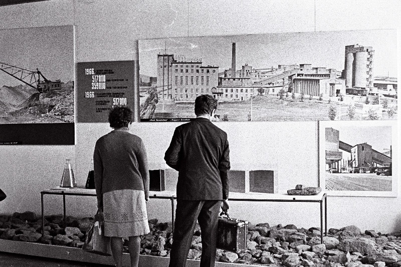 Vaade Suure Sotsialistliku Oktoobrirevolutsiooni 50. aastapäevale pühendatud juubelinäituse II paviljoni turbatööstuste väljapanekutele.