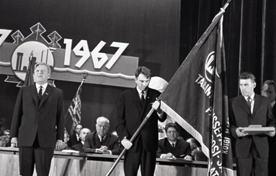 Eesti NSV Ülemnõukogu Presiidiumi esimehe asetäitja Aleksander Ansberg Tallinna Laevastiku Ohvitseride Majas toimunud V.Kingissepa nimelise Tallinna Tselluloosi- ja Paberikombinaadi 300- aastase juubeli ja Tööpunalipu ordeniga autasustamise pidulikul koosolekul kõnelemas.  similar photo