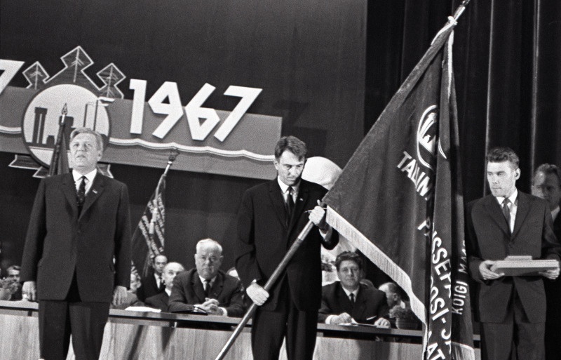 Eesti NSV Ülemnõukogu Presiidiumi esimehe asetäitja Aleksander Ansberg Tallinna Laevastiku Ohvitseride Majas toimunud V.Kingissepa nimelise Tallinna Tselluloosi- ja Paberikombinaadi 300- aastase juubeli ja Tööpunalipu ordeniga autasustamise pidulikul koosolekul kõnelemas.