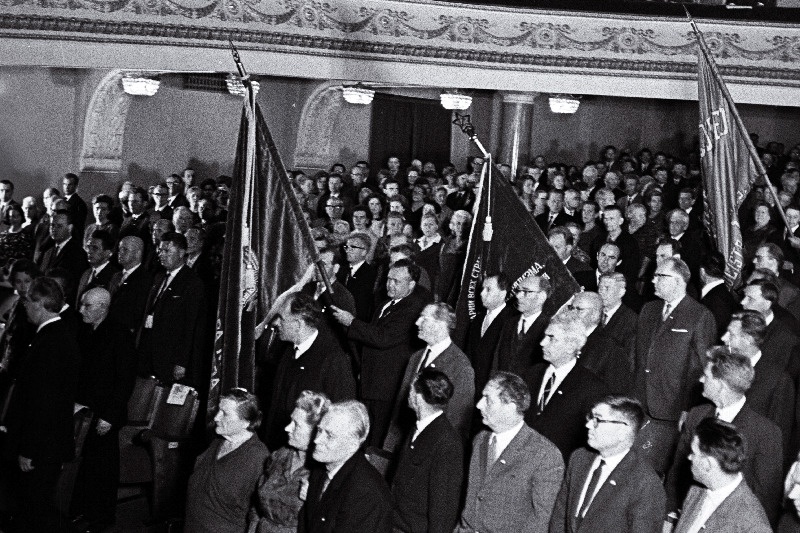 V.Kingissepa nimelise Tallinna Tselluloosi- ja Paberikombinaadi tööeesrindlased kominaadi 300- aastase juubeli ja Tööpunalipu ordeniga austasustamise pidulikule koosolekule Tallinna Laevastiku Ohvitseride Maja saali revolutsioonilise võitluse ja töökuulsuse lippu sisse toomas.