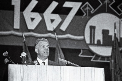 EKP Keskkomitee sekretär Karl Vaino V.Kingissepa nimelise Tallinna Tsellusloosi- ja Paberikombinaadi 300- aastase juubeli ja Tööpunalipu ordeniga autasustamise pidulikul koosolekul Tallinna Laevastiku Ohvitseride Majas EKP Keskkomitee, Eesti NSV Ülemnõukogu Presiidiumi ja Ministrite Nõukogu tervitust ette lugemas.  similar photo