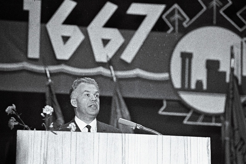 EKP Keskkomitee sekretär Karl Vaino V.Kingissepa nimelise Tallinna Tsellusloosi- ja Paberikombinaadi 300- aastase juubeli ja Tööpunalipu ordeniga autasustamise pidulikul koosolekul Tallinna Laevastiku Ohvitseride Majas EKP Keskkomitee, Eesti NSV Ülemnõukogu Presiidiumi ja Ministrite Nõukogu tervitust ette lugemas.