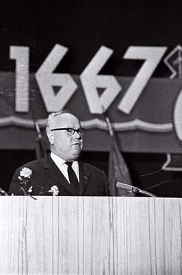 NSV Liidu metsa-, tselluloosi-, paberi- ja puidutööstuse ministri asetäitja Aleksander Dmitrin V.Kingissepa nimelise Tallinna Tselluloosi- ja Paberikombinaadi 300- aastase juubeli ja Tööpunalipu ordeniga autasustamise pidulikul koosolekul Tallinna Laevastiku Ohvitseride Majas kõnelemas.  similar photo