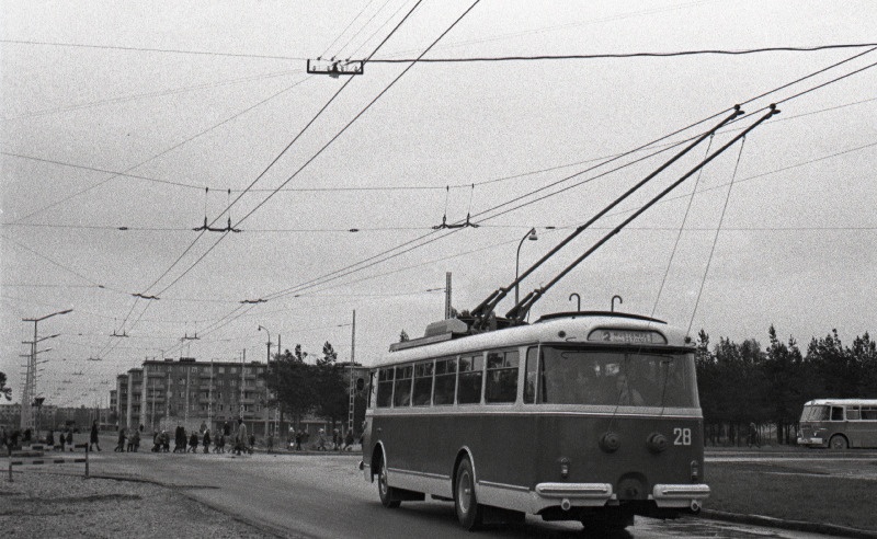 Esimene trollibuss punane "Škoda" Vilde teel proovisõitu tegemas.