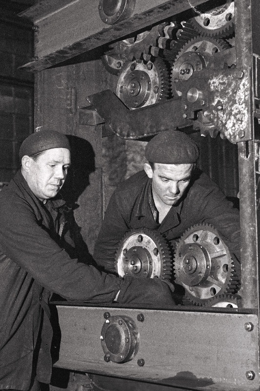 Tallinna Masinaehitustehase kommunistliku töö brigaadi liikmed Viktor Kolje (vasakul) ja Ivar Kairo kristallisaatoreid monteerimas.