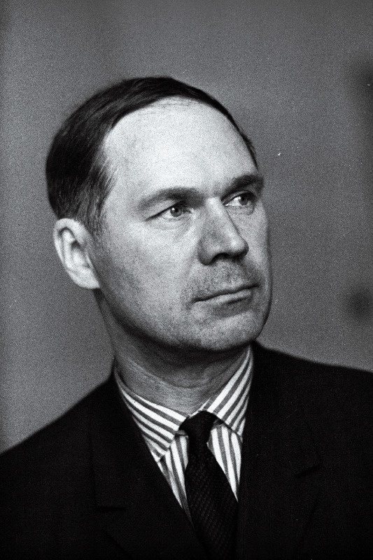 Okas, Evald - Eesti NSV Riikliku Kunstiinstituudi professor, autasustatud Lenini ordeniga.