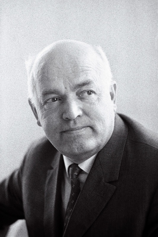 Aarna, Agu - TPI professor, rektor, autasustatud Lenini ordeniga.