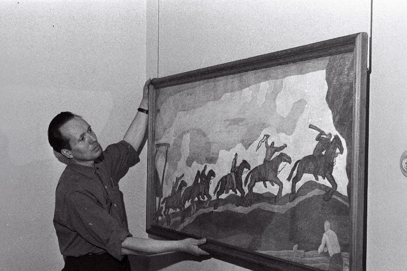 Kristjan ja Paul Raua 100. sünniaastapäeva juubelinäituse kujundaja Väino Paris eksponaate paigaldamas.