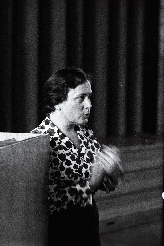 Näitleja Silvia Laidla kohtumisõhtul Tallinna Koolieelse Kasvatuse Kooli õpilastele kõnelemas.