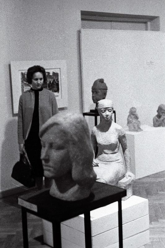 Skulptor Elfriede Marrani looming viie kunstniku R. Uutma, P. Aaviku, E. Marrani, A. Peegli ja H. Tertsiuse juubelinäitusel.