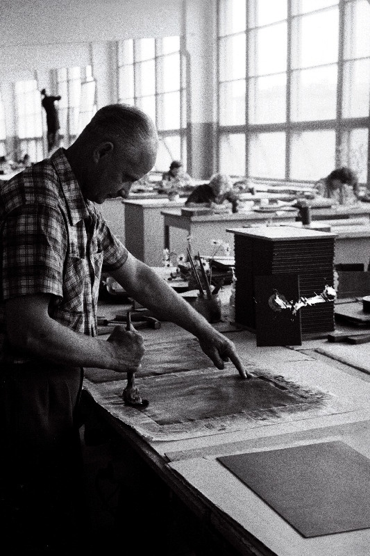 Kunstitoodete Kombinaadi nahkehistööde ateljee, esiplaanil kommunistliku töö eesrindlane linnanõukogu saadik Alfred Sander.