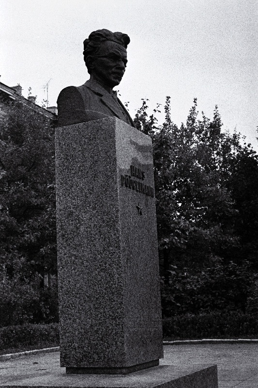 Vaade Hans Pöögelmanni monumendile Imanta ja Lembitu tänava haljasalal (arhitekt A.Alas, skulptor A.Vomm, püstitati 1961.a).