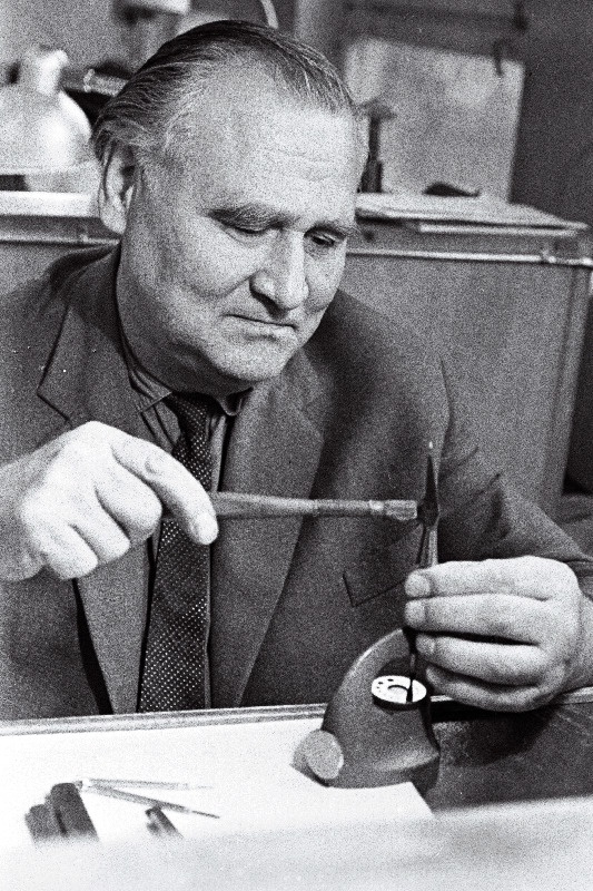 Teeninduskombinaadi "Ühendus" eesrindlik kellassepp Vladimir Kokk töötamas.