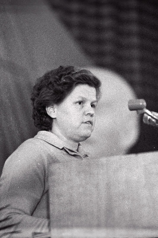 Tallinna Ehitustrusti Ehitusvalitsuse nr. 8 parteigrupi organisaator Nadežda Maibach EKP Tallinna organisatsiooni XVII konverentsil esinemas.