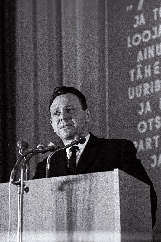 Eesti NSV TA Majanduse Instituudi direktor Arno Köörna EKP Tallinna organisatsiooni XVII konverentsil esinemas.