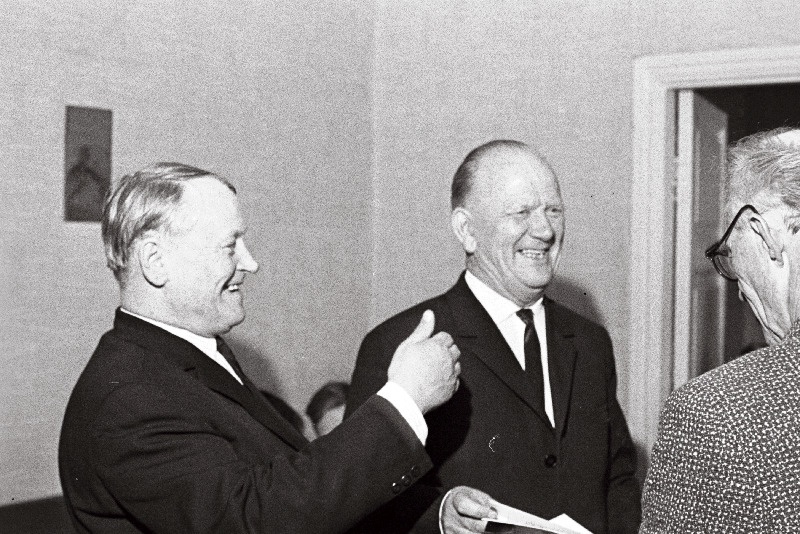 Kirjanik Rudolf Sirge (paremalt teine) koos Karjala kirjanike Uljas Vikströmi ja Urho Ruhoneniga Kirjanike Majas vestlemas.