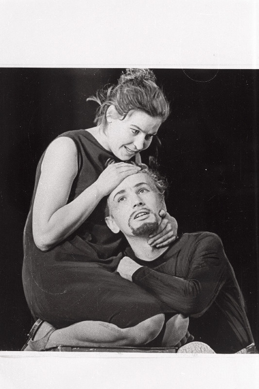 Stseen J.Anouilhi tragöödiast "Antigone" ENSV Riiklikus Noorsooteatris, Antigone - Iivi Lepik ja Haimon - Tõnu Mikiver.