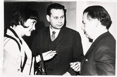 Kirjanikud Aimée ja Vladimir Beekman ning Holger Pukk mõtteid vahetamas. Eesti NSV Kirjanike Liidu V kongressi vaheajal.  similar photo