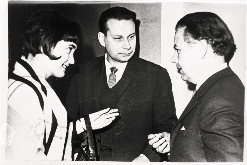 Kirjanikud Aimée ja Vladimir Beekman ning Holger Pukk mõtteid vahetamas. Eesti NSV Kirjanike Liidu V kongressi vaheajal.