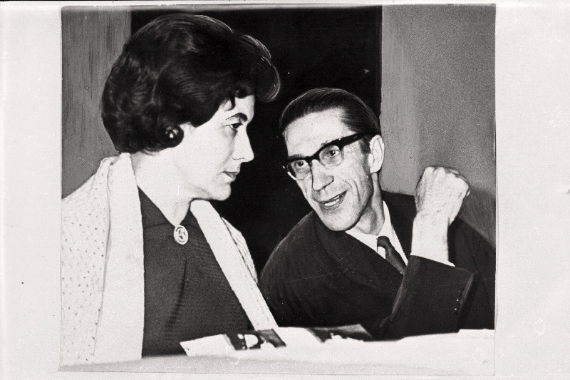 Poetess Debora Vaarandi (vasakul) ja Ralf Parve ENSV Kirjanike Liidu V kogressi vaheajal.