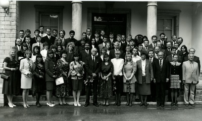 EV presidendi L. Meri vastuvõtt kõrgkoolide parimatele lõpetajatele, grupipilt, 22.juuni 1993.a.  similar photo
