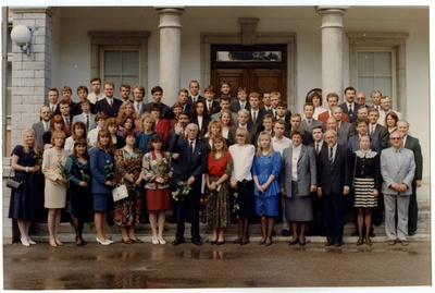EV presidendi L. Meri vastuvõtt kõrgkoolide parimatele lõpetajatele, grupipilt, 22.juuni 1993.a.  similar photo