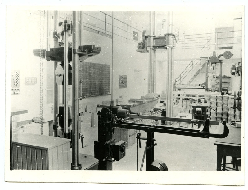 TPI ehitusteaduskonna tugevuslabori suur masinasaal ja 500-tonnine press, 1950.-ndate a. algus