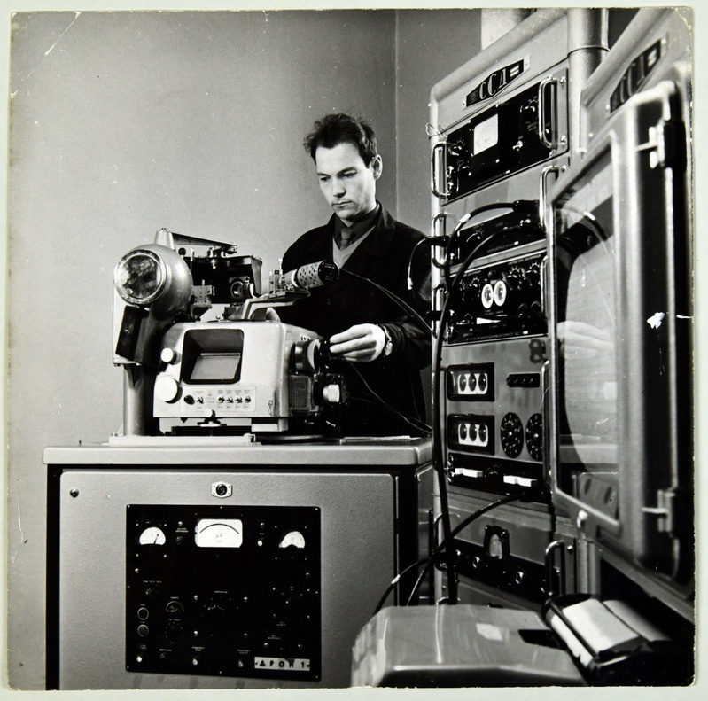 TPI aspirant M. Evert röntgeni analüüsi tegemas, 1969.-1970.a.