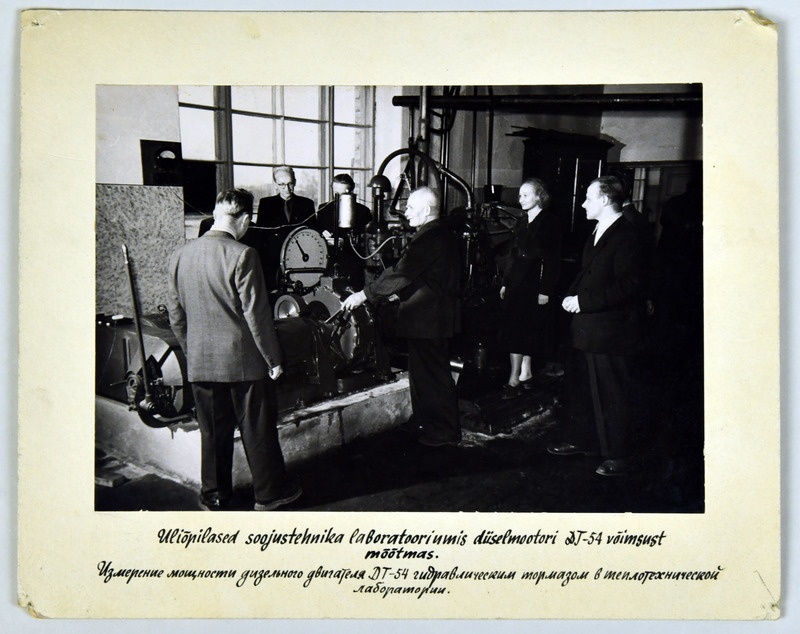 Üliõpilased TPI soojustehnika laboratooriumis diiselmootori DT-54 võimsust mõõtmas, 1956.a.