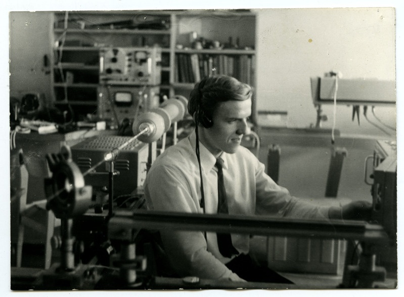 TPI raadiotehnika kateedri vaneminsener Andres Taklaja laserit häälestamas, 1970.-ndad a.