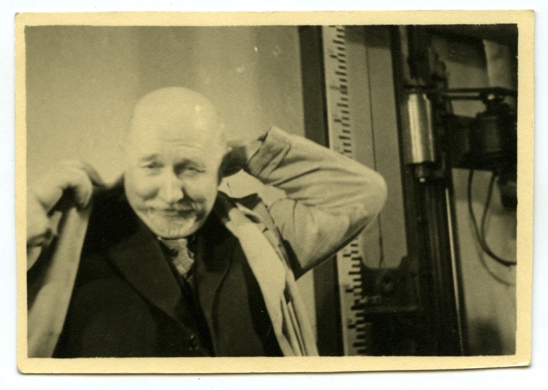Prof. Ottomar Maddison töökitlit selga panemas, filmist "Kuidas töötab akadeemik O. Maddison" 1946.a.