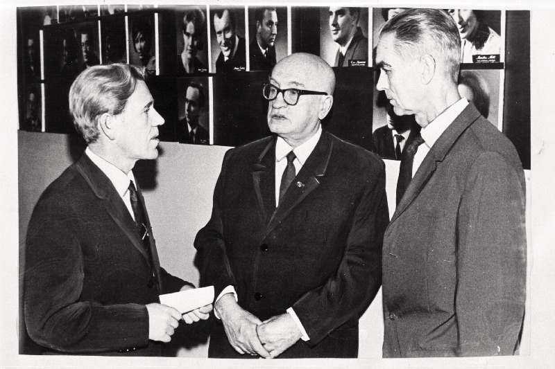 ENSV teenelised ratsionaliseerijad (vasakul) Hans Aso (Tallinna Parfümeeria ja Toidurasvade Kombinaadi lukksepp), Edmund Rokk (ÜLRÜEVN presiidiumi liige) ja Peeter Hüvenen (Tartu Aparaadiehituse tehase lukksepp).