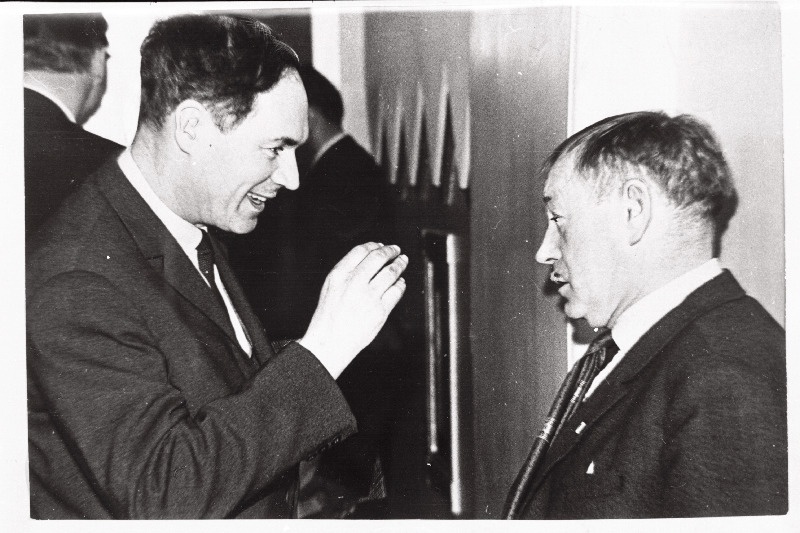 Kunstnikud Evald Okas (vasakul) ja Richard Sagrits vestlemas vabariigi kunstnike XIII kongressi vaheajal.