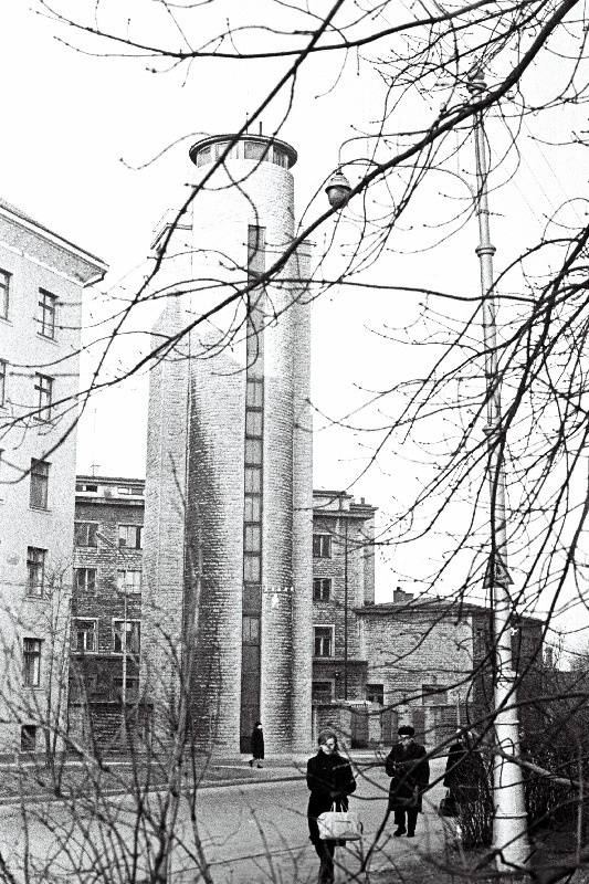 Vaade Tuletõrje Valitsuse hoone tornile Lomonossovi ja Pronksi tänava ristumiskohal.