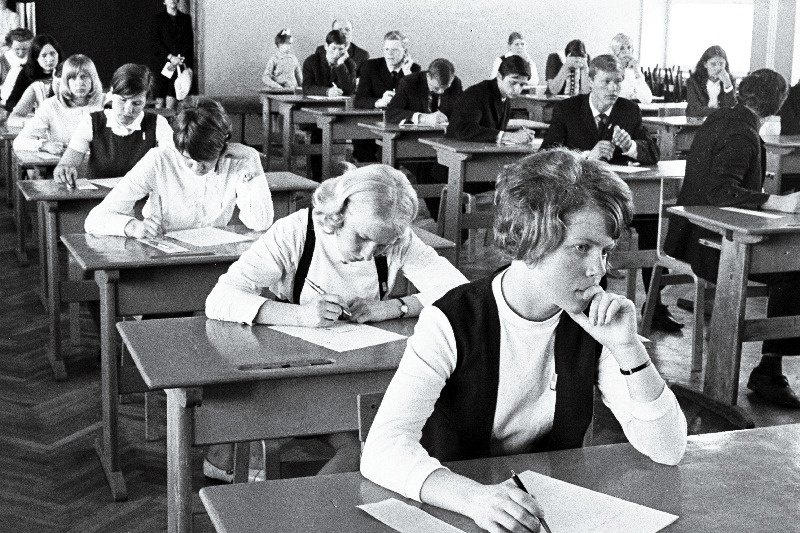 Vaade lõpueksamile Tallinna 46. keskkoolis, esiplaanil üks paremaid õpilasi Juta Kadakas.