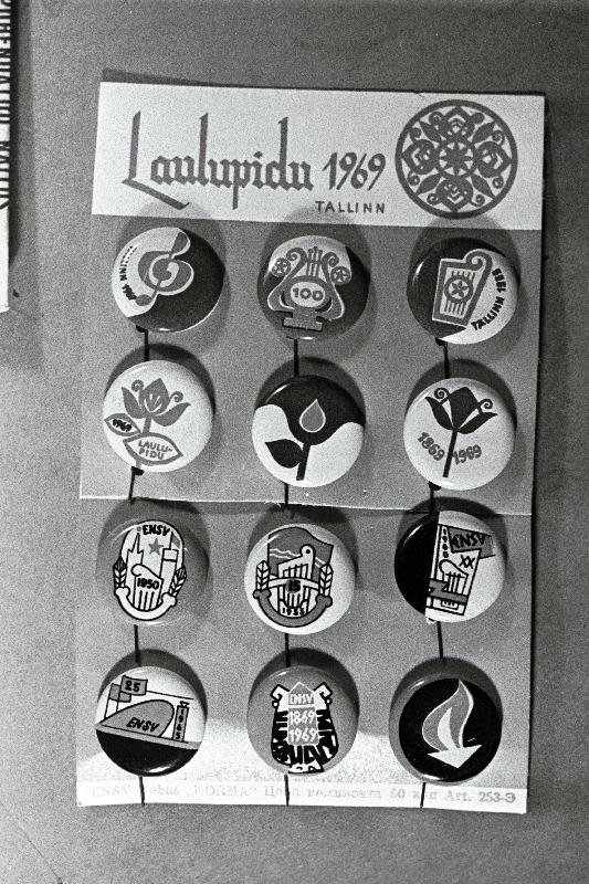 Tehases „Norma“ valmistatud juubelilaulupeo rinnamärgid.