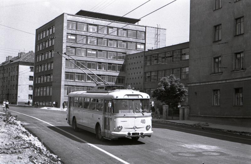 Trollibuss Endla tänava laiendatud lõigul sõitmas.