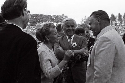 Juubelilaulupeole saabunud NSV Liidu kultuuriminister J. Furtseva ja Moskva Konservatooriumi rektor, NSV Liidu rahvakunstnik professor  V. Sokolov naiskooride üldjuhi L. Verliniga vestlemas.  similar photo