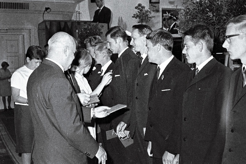 Tallinna Polütehnilise Instituudi rektor Agu Aarna lõpetajatele „Estonia“ kontserdisaalis diplomeid kätte andmas.