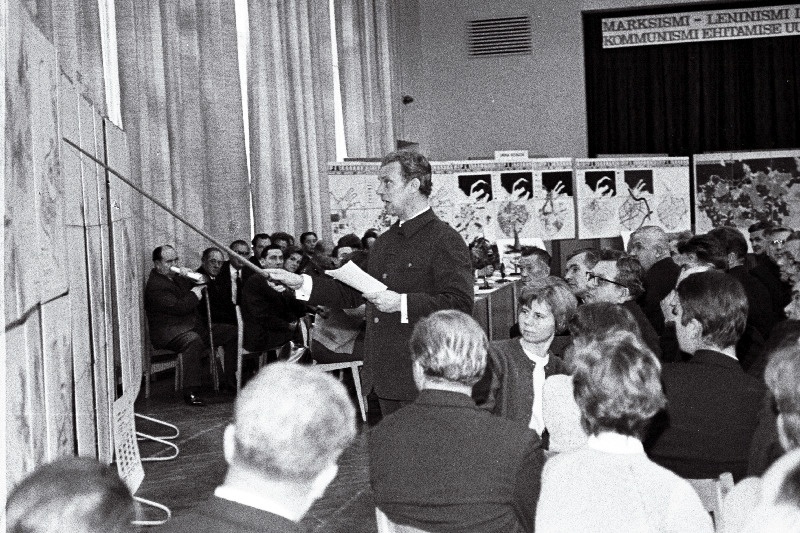 Tallinna peaarhitekt D. Bruns Eestimaa Kommunistliku Partei Tallinna Linnakomitee büroo ja Tallinna Töörahva Saadikut Nõukogu Täitevkomitee ühisel istungil Tallinna generaalplaani tutvustamas.