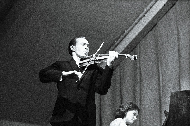 Viiulikunstnik Jüri Gerretz ja klaverikunstnik Riina Mikiver Lenini 100 sünniaastapäevale pühendatud üleliidulisel noorte interpreetide konkursile Tallinna Polütehnilise Instituudi aulas esinemas.